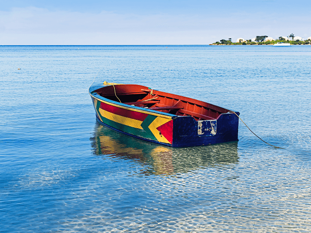 Čln na pláži Negril, Jamajka